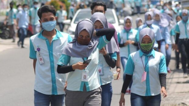 51294 sejumlah pekerja pabrik berjalan di luar area pabrik saat jam istirahat di boyolali jawa tenga