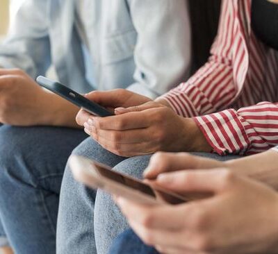 ilustrasi orang bermain handphone getty imagesfiladendron 1 169