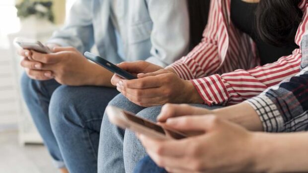 ilustrasi orang bermain handphone getty imagesfiladendron 1 169