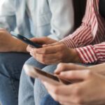 ilustrasi orang bermain handphone getty imagesfiladendron 1 169